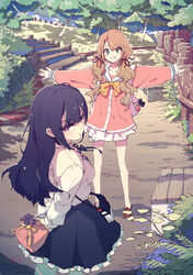  2girls arms_behind_back bare_legs bench black_hair bow brown_hair forest gift green_eyes grin hair_ornament hairbow hairclip highres kagawa_yuusaku long_hair looking_at_viewer multiple_girls nature no_socks original outdoors outstretched_arms path red_eyes road shoes signature skirt smile spread_arms stairs standing tree wavy_hair 