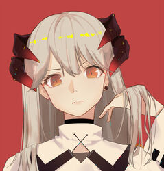  arknights black_choker brown_eyes choker closed_mouth commentary_request curled_horns earrings eyebrows_hidden_by_hair female grey_hair hair_between_eyes hand_in_own_hair hand_up highres horns itachi_kanade jacket jewelry long_hair long_sleeves looking_at_viewer red_background saria_(arknights) simple_background solo stud_earrings upper_body white_jacket wide_sleeves 