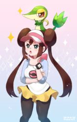  blush bow breasts bright_pupils brown_hair commentary_request double_bun female green_eyes hair_bun hand_on_own_chin hand_up highres imitating long_hair open_mouth pantyhose pantyhose_under_shorts pink_bow pokemon pokemon_(creature) pokemon_bw2 pokemon_masters_ex raglan_sleeves rosa_(pokemon) shiny shirt short_shorts shorts snivy sparkle stroking_own_chin tomashuu tongue twintails visor_cap white_pupils yellow_shorts 