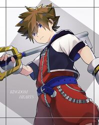  1boy blue_eyes brown_hair commentary_request fingerless_gloves gloves highres keyblade kingdom_hearts kingdom_key looking_at_viewer male_focus ponzu_tas short_hair solo sora_(kingdom_hearts) spiked_hair 