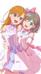  2girls blue_bow blue_eyes bow dress gloves grey_hair grin hairbow happy highres hug hug_from_behind long_hair love_live! love_live!_superstar!! medium_hair multiple_girls nobusawa_osamu one_eye_closed orange_hair parted_bangs pleated_dress purple_eyes red_bow shibuya_kanon short_hair smile tang_keke teeth tiny_stars white_dress white_gloves wrist_cuffs 