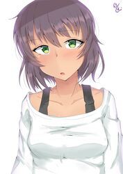  absurdres artist_name brown_hair casual commentary dark-skinned_female dark_skin female girls_und_panzer green_eyes head_tilt highres hoshino_(girls_und_panzer) kshimu long_sleeves looking_at_viewer one-hour_drawing_challenge open_mouth shirt shirt_straps short_hair signature simple_background solo standing upper_body white_background white_shirt 