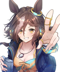  animal_ears black_jacket breasts brown_hair cleavage collarbone crop_top earrings female flask grin highres holding holding_flask horse_ears horse_girl jacket jewelry medium_breasts medium_hair midriff multicolored_hair necklace pitsugi ring shirt simple_background smile solo stopwatch stopwatch_around_neck streaked_hair teeth umamusume upper_body v vodka_(umamusume) white_background white_hair yellow_shirt 