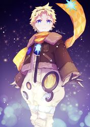  1boy ayakusa-haku baggy_clothes blonde_hair blue_eyes bright_pupils closed_mouth commentary fate/grand_order fate/requiem fate_(series) glowing highres male_focus parted_bangs scarf short_hair sky smile solo space star_(sky) star_(symbol) starry_background starry_sky voyager_(fate) voyager_(third_ascension)_(fate) yellow_scarf 