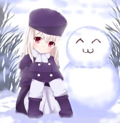  2channel :3 ^_^ aged_down blush boots cameo closed_eyes commentary_request fate/zero fate_(series) female fur_hat hat highres illyasviel_von_einzbern jacket lolicon long_hair looking_at_viewer pink_eyes purple_footwear purple_hat scarf sitting smile snow snowman solo white_hair white_scarf yaruo yu1 