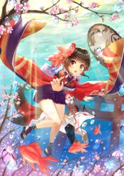  air_bubble bad_id bad_pixiv_id bell brown_hair bubble cherry_blossoms female fish fish_hair_ornament goldfish hair_ornament highres jingle_bell kagura_(onmyoji) kitsune looking_at_viewer onmyoji open_mouth parasol red_eyes short_hair sugarv sunlight torii umbrella underwater wide_sleeves 