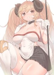  ahoge anila_(granblue_fantasy) anila_(granblue_fantasy)_(cosplay) bad_id bad_pixiv_id black_skirt blonde_hair blush breasts brown_eyes cape cosplay covered_navel draph female fur-trimmed_cape fur_trim gloves granblue_fantasy grin highres horns long_hair looking_at_viewer makabe_gorou monika_weisswind pleated_skirt simple_background skirt smile solo thighhighs twintails white_background white_gloves white_thighhighs 