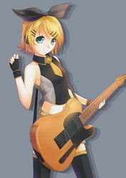  black_gloves black_ribbon black_star_(module) black_thighhighs blonde_hair commentary_request crop_top electric_guitar female fender_telecaster fingerless_gloves gloves green_eyes grey_background guitar hair_ornament hair_ribbon instrument kagamine_rin lancefate midriff navel project_diva_(series) project_diva_extend ribbon short_hair simple_background solo thighhighs vocaloid 