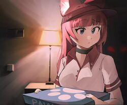  animal_ear_fluff animal_ears bad_id bad_twitter_id black_choker blunt_bangs brand_name_imitation cat_ears choker commentary domino&#039;s_pizza employee_uniform english_commentary extra_ears female glowing glowing_eyes highres horror_(theme) kumaartsu lamp long_hair original pink_hair pizza_box pizza_delivery scared solo_focus uniform visor_cap when_you_see_it 