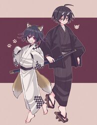  2boys ahoge alternate_costume animal_ears barefoot belt black_belt black_hair black_kimono checkered_clothes checkered_kimono commentary_request danganronpa_(series) danganronpa_v3:_killing_harmony flipped_hair fox_ears geta grey_background grey_kimono grin hair_between_eyes highres holding holding_weapon horns japanese_clothes katana kemonomimi_mode kimono long_sleeves male_focus multiple_boys oma_kokichi paw_print purple_hair red_background saihara_shuichi sheath sheathed short_hair sleeves_past_fingers sleeves_past_wrists smile standing striped_clothes striped_kimono sword tumai_(touue11) weapon white_kimono wide_sleeves 