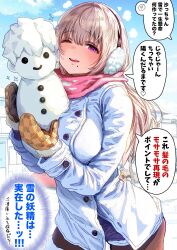  absurdres blonde_hair breasts character_snowman coat day earmuffs female gibagiba highres holding_snowman large_breasts long_hair long_sleeves looking_at_viewer mittens mole mole_under_mouth ochame_na_okusan_to_no_nichijou_chabangoto one_eye_closed open_mouth outdoors pink_scarf purple_eyes sayama_saho scarf smile solo speech_bubble standing translation_request white_coat winter_clothes winter_coat 