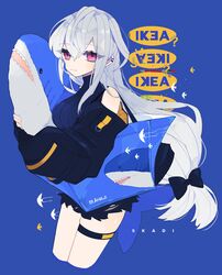  :3 alternate_costume arknights bad_id bad_twitter_id bag black_bow black_jacket black_shirt blue_background bow breasts closed_mouth commentary_request cowboy_shot cropped_legs female grey_hair hairbow highres holding holding_stuffed_toy ikea ikea_shark jacket large_breasts long_hair looking_at_viewer low-tied_long_hair no_headwear off_shoulder qmo_(cloud_2fuwa) red_eyes shirt shopping_bag simple_background skadi_(arknights) skirt sleeveless sleeveless_shirt smile solo stuffed_animal stuffed_shark stuffed_toy thigh_strap thighs very_long_hair 