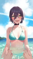  absurdres alternate_costume bikini black_choker blue_bikini blue_sky breasts chainsaw_man choker cleavage cloud collarbone commentary_request day female green_eyes hair_between_eyes highres holding_hands looking_at_viewer medium_breasts navel ocean out_of_frame partially_submerged pov pov_hands reze_(chainsaw_man) short_hair sky smile stomach swimsuit tare_negima teeth upper_teeth_only water wet 