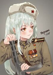  1945 army brown_shirt buttons closed_mouth epaulettes female fur_hat grey_background gun hat hat_ornament holding holding_gun holding_weapon indie_virtual_youtuber insignia lips long_hair long_sleeves looking_to_the_side medal military military_hat military_rank_insignia military_uniform multicolored_eyes nanaha_redstar one_side_up orange_eyes order_of_lenin order_of_the_red_banner photo-referenced ppsh-41 red_star ribbon_of_saint_george russian_text shirt smile soldier soviet soviet_army star_(symbol) star_hat_ornament submachine_gun translated tuziki_sang uniform ushanka virtual_youtuber weapon white_hair white_headwear yellow_eyes 