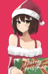  bare_shoulders blurry blurry_foreground blush bob_cut box brown_hair christmas closed_mouth commentary dress english_commentary english_text female fur-trimmed_dress fur-trimmed_headwear fur_trim gift gift_box giving green_eyes hair_between_eyes hair_ornament hat highres holding holding_gift incoming_gift kono_bijutsubu_niwa_mondai_ga_aru! long_sleeves looking_at_viewer merry_christmas mixed-language_commentary off-shoulder_dress off_shoulder pom_pom_(clothes) rabbit_hair_ornament raised_eyebrows red_background red_dress red_hat red_ribbon ribbon santa_costume santa_hat short_hair simple_background solo ulette upper_body usami_mizuki 