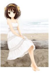  bad_id bad_pixiv_id barefoot brown_eyes brown_hair dress female hair_ribbon hairband highres photo_background ribbon rokujou_jun short_hair smile solo sundress suzumiya_haruhi suzumiya_haruhi_no_yuuutsu 