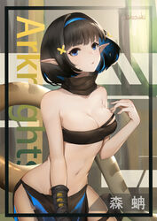  absurdres arknights bandeau bare_arms bare_shoulders black_hair black_scarf blue_eyes blue_hairband breasts character_name cleavage commentary copyright_name cowboy_shot eunectes_(arknights) female hairband hand_up highres jiliang_jiying_yumao looking_at_viewer medium_breasts midriff navel parted_lips pointy_ears sarong scarf short_hair snake_tail solo standing stomach strapless tail translated tube_top 