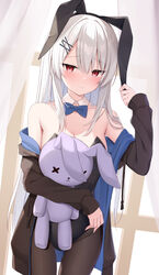  animal_ears bare_shoulders black_hairband black_leotard blue_bow blue_bowtie blush bow bowtie breasts brown_jacket brown_pantyhose cleavage closed_mouth collarbone cowboy_shot detached_collar fake_animal_ears female hair_ornament hairband hairclip highres holding holding_stuffed_toy jacket kamu_(geeenius) leotard long_hair long_sleeves looking_at_viewer off_shoulder open_clothes open_jacket original pantyhose playboy_bunny rabbit_ears red_eyes smile solo stuffed_animal stuffed_rabbit stuffed_toy white_hair yami-chan_(kamu_(geeenius)) 