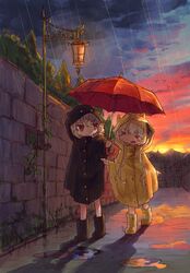  &gt;o&lt; 2girls bird blush_stickers boots closed_eyes closed_mouth commentary elie_(leoleonardk10) eric_(leoleonardk10) highres holding holding_umbrella lamppost leoleonardk10 multiple_girls open_mouth original outdoors rain rain_poncho raincoat rubber_boots sky sunset umbrella 