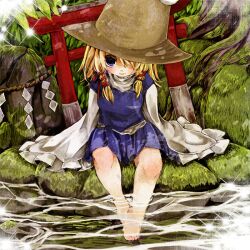  barefoot blonde_hair blue_eyes commentary_request edo. female frilled_sleeves frills glint grass hair_over_one_eye hair_ribbon hat high_collar knees leaf light_particles light_smile lips long_sleeves looking_at_viewer moriya_suwako moss pleated_skirt red_ribbon reflection ribbon rock rope shide shimenawa shirt short_hair sidelocks sitting skirt sleeves_past_wrists soaking_feet solo torii touhou tress_ribbon vest water wide_sleeves 