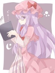  bad_id bad_link bad_nicoseiga_id bespectacled book capelet dress female from_side glasses hat holding holding_book kuromari_(runia) open_book patchouli_knowledge paw_print purple_eyes purple_hair reading solo striped_clothes striped_dress touhou translation_request vertical_stripes 