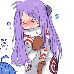  &gt;_&lt; 2girls ahoge blue_hair blush bodysuit bow closed_eyes cosplay deadman_wonderland embarrassed gun-dere hairbow hiiragi_kagami izumi_konata long_hair lucky_star multiple_girls purple_hair shiro_(deadman_wonderland) shiro_(deadman_wonderland)_(cosplay) v_arms 