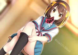  brown_hair headband kneehighs orange_eyes school_uniform short_hair skirt suzumiya_haruhi suzumiya_haruhi_no_yuutsu tina_(pixiv37050289) watermark 