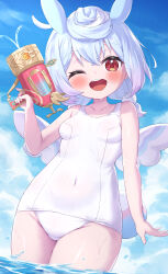  ;d absurdres bare_arms bare_shoulders blue_hair blue_sky blush breasts cloud cloudy_sky collarbone commentary_request covered_navel day female gauge genshin_impact hair_between_eyes highres holding looking_at_viewer masaki_(msk064) multicolored_hair old_school_swimsuit one-piece_swimsuit one_eye_closed outdoors red_eyes school_swimsuit sigewinne_(genshin_impact) sky small_breasts smile solo streaked_hair swimsuit teeth upper_teeth_only wading water white_hair white_one-piece_swimsuit white_wings wings 