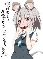  animal_ears ball_gag black_vest blush commentary_request dress_vest female gag gagged grey_hair hair_between_eyes hands_on_own_face highres jewelry mouse_ears mouse_tail nazrin pendant red_eyes saliva solo tail touhou translated vest wiffle_gag yume_kozou 