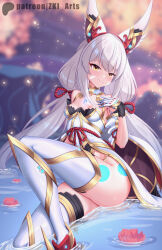  animal_ears bare_shoulders blurry breasts cat_ears chest_jewel core_crystal_(xenoblade) detached_sleeves dress facial_mark feet_out_of_frame female flower gloves grey_hair hair_ornament hand_up highres knee_up kneehighs light_particles long_hair looking_at_viewer low_twintails nia_(blade)_(xenoblade) nia_(xenoblade) partially_submerged sidelocks sitting small_breasts smile socks solo thighs twintails very_long_hair water white_dress xenoblade_chronicles_(series) xenoblade_chronicles_2 yellow_eyes z-ki 