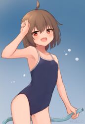  ahoge artist_name blue_background breasts brown_hair centi_mnkt commentary competition_school_swimsuit cowboy_shot female gradient_background haruka_(centi_mnkt) highres holding holding_hose hose new_school_swimsuit one-piece_swimsuit original red_eyes school_swimsuit short_hair sidelocks simple_background small_breasts solo standing swimsuit twitter_username water_drop 