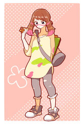  bag black_eyes brown_hair commentary_request cosplay facepaint female grey_footwear grey_pants hibikileon highres may_(pokemon) medium_hair mina_(pokemon) mina_(pokemon)_(cosplay) notebook oversized_clothes oversized_shirt pants pink_background pokemon pokemon_adventures pokemon_sm polka_dot polka_dot_background ponytail shirt shoes sidelocks solo 