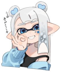  animal_ears bare_shoulders bear_ears black_shirt blue_eyes blue_jacket commentary_request female flat_chest flower_sticker grey_hair grin hand_up head_tilt highres inkling inkling_girl inkling_player_character jacket long_hair long_pointy_ears looking_at_viewer off_shoulder ok_sign open_clothes open_jacket pointy_ears sahata_saba shirt signature smile solo splatoon_(series) star_sticker sticker_on_face tentacle_hair thick_eyebrows translation_request 