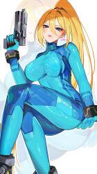  absurdres blonde_hair blue_bodysuit blue_eyes bodysuit breasts crossed_legs female gun handgun high_ponytail highres holding holding_gun holding_weapon large_breasts long_hair looking_at_viewer metroid mole mole_under_mouth parted_lips ponytail samus_aran simple_background sitting skin_tight solo very_long_hair weapon yasaikakiage zero_suit zoom_layer 