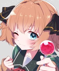  ;3 artist_name black_ribbon blue_eyes blush brown_hair candy commentary_request female food green_sailor_collar hachijou_(kancolle) hair_ribbon highres holding holding_candy holding_food holding_lollipop kantai_collection lollipop long_sleeves looking_at_viewer one_eye_closed ribbon sailor_collar school_uniform serafuku short_hair simple_background smile solo totto_(naka) upper_body 