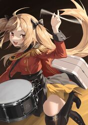  absurdres band_uniform belt black_bow black_footwear black_skirt black_thighhighs boots bow drum drumsticks female girls&#039;_frontline hairbow highres holding holding_drumsticks holding_instrument instrument jacket light_brown_hair long_hair looking_at_viewer marching_band official_alternate_costume open_mouth red_eyes red_jacket rui_(rei_leyi) scar scar_across_eye scar_on_face simple_background skirt smile solo standing standing_on_one_leg thighhighs twintails ump9_(bolero_dance_bird)_(girls&#039;_frontline) ump9_(girls&#039;_frontline) uniform weapon_case 