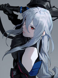  arknights bad_id bad_twitter_id bare_shoulders black_gloves breasts commentary dongho_kang english_commentary female from_side gloves grey_background grey_hair hair_between_eyes holding holding_weapon large_breasts long_hair looking_at_viewer over_shoulder red_eyes simple_background skadi_(arknights) skadi_(elite_ii)_(arknights) solo upper_body very_long_hair weapon weapon_over_shoulder 