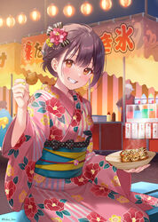  blush braid brown_eyes brown_hair commentary_request commission cowboy_shot eyebrows_hidden_by_hair female floral_print food food_stand french_braid fukahire_(ruinon) grin hair_ornament hair_ribbon hairpin japanese_clothes kanzashi kimono lantern looking_at_viewer night obi obiage obijime original paper_lantern pink_kimono pixiv_commission ribbon sash seiza short_hair sitting smile solo sorai_mahiru_(fukahire) summer summer_festival takoyaki teeth twitter_username wide_sleeves yukata 