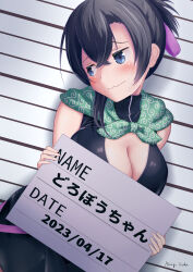  akagi_iruka artist_name averting_eyes bandana bandana_around_neck black_hair black_shirt black_shorts blue_eyes blush breasts cleavage closed_mouth commentary_request crossed_bangs dated dorobou-chan dutch_angle female folded_ponytail green_bandana hair_ribbon highres holding holding_sign large_breasts mugshot nemukata_(dorobou-chan) purple_ribbon ribbon shirt shorts sign solo translation_request wavy_mouth 