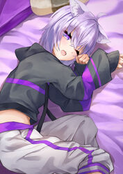  ahoge animal_ear_fluff animal_ears arm_up bed_sheet black_hoodie cat_ears commentary_request female hair_between_eyes hand_up highres hololive hood hood_down hoodie konkito long_sleeves looking_at_viewer lying midriff nekomata_okayu nekomata_okayu_(1st_costume) oerba_yun_fang on_side open_mouth pants puffy_long_sleeves puffy_sleeves purple_eyes purple_hair sleeves_past_wrists solo virtual_youtuber white_pants 