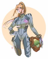  artist_logo ass_visible_through_thighs assault_visor blonde_hair blue_bodysuit blue_eyes bodysuit breasts commentary contrapposto cowboy_shot edpan english_commentary female green_visor hand_on_own_hip helmet highres holding holding_helmet long_hair looking_to_the_side medium_breasts metroid mole mole_under_mouth orange_background parted_lips ponytail pouch samus_aran science_fiction simple_background solo taut_clothes thigh_pouch unworn_headwear unworn_helmet white_background zero_suit 