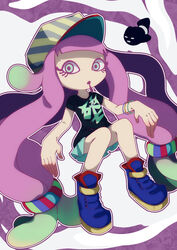  absurdres afuron bangle baseball_cap black_shirt blue_footwear blunt_bangs boots bracelet clownfish commentary drooling female fish flat_chest full_body gradient_hair green_eyes green_hair green_skirt hair_tie harmony&#039;s_clownfish_(splatoon) harmony_(splatoon) hat highres invisible_chair jewelry long_hair looking_at_viewer low-tied_long_hair miniskirt multicolored_hair open_mouth outline pink_hair pleated_skirt purple_outline shirt short_sleeves sidelocks sitting skirt solo_focus splatoon_(series) splatoon_3 striped_clothes striped_headwear tentacle tentacle_hair tropical_fish two-tone_hair very_long_hair white_outline yellow_headwear 