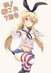  anchor_hair_ornament anniversary black_hairband black_neckerchief black_panties blonde_hair blue_sailor_collar blue_skirt commentary_request crop_top elbow_gloves female gloves grey_background grey_eyes hair_ornament hairband highleg highleg_panties highres kantai_collection long_hair looking_at_viewer microskirt miniskirt neckerchief ochikata_kage panties pleated_skirt sailor_collar shimakaze_(kancolle) simple_background skirt solo standing standing_on_one_leg striped_clothes striped_thighhighs thighhighs underwear v white_gloves 