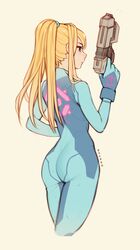  artist_name ass blonde_hair blue_eyes bodysuit breasts commentary cropped_legs english_commentary female from_behind gloves hair_tie hand_up highres holding holding_weapon large_breasts long_hair metroid oxcoxa ponytail samus_aran skin_tight solo weapon zero_suit 