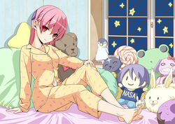  animal_print barefoot bed_sheet bedroom bell bow breasts cat_print character_doll character_name closed_mouth commentary_request creator_connection feet female hata_kenjirou hayate_no_gotoku! highres indoors jingle_bell korori-chan long_hair looking_at_viewer navel official_art on_bed pajamas pillow pink_bow pink_hair print_pajamas red_eyes shiranui_(hayate_no_gotoku) sitting smile solo sore_ga_seiyuu! star-shaped_pillow star_(symbol) stuffed_animal stuffed_cat stuffed_penguin stuffed_rabbit stuffed_toy teddy_bear toes tonikaku_kawaii window yellow_pajamas yuzaki_nasa yuzaki_tsukasa 