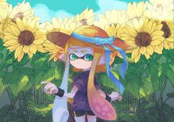  artist_name bike_shorts black_shorts blue_ribbon blue_shirt blue_sky blunt_bangs brown_hat closed_mouth cloud cloudy_sky commentary cowboy_shot female flower from_behind green_eyes hat hat_ribbon highres inkling inkling_girl inkling_player_character long_hair looking_at_viewer looking_back orange_hair outdoors pointy_ears ribbon sahata_saba shirt short_shorts short_sleeves shorts signature single_vertical_stripe sky smile solo splatoon_(series) standing sun_hat sunflower t-shirt tentacle_hair wristband 