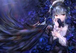  black_hairband black_headwear black_wings blue_flower feathers female flower fujimori_shiki grey_hair hairband red_eyes rose rozen_maiden solo suigintou wings 