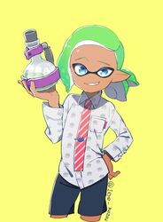  1boy 1eye_kozou black_shorts blue_eyes bottle cropped_legs dark_skin disruptor_(splatoon) green_hair hand_on_own_hip holding holding_bottle inkling inkling_boy inkling_player_character long_sleeves looking_at_viewer male_focus necktie oerba_yun_fang pointy_ears red_necktie shirt short_hair shorts simple_background smug solo splatoon_(series) splatoon_2 standing tentacle_hair third-party_source tied_hair twitter_username white_shirt yellow_background 