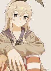  beige_cardigan black_hairband black_neckerchief blonde_hair blue_sailor_collar cardigan female grey_background grey_eyes hairband highres ichiroku_(sakumogu-029) kantai_collection long_hair neckerchief open_cardigan open_clothes sailor_collar shimakaze_(kancolle) simple_background sitting solo striped_clothes striped_thighhighs thighhighs 