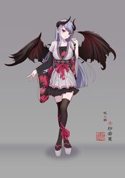  absurdres black_horns black_skirt black_thighhighs black_wings breasts chinese_commentary chinese_text commentary_request female full_body grey_background highres horns japanese_clothes kimono kyuuketsu_hime long_hair looking_at_viewer medium_breasts miniskirt onmyoji partial_commentary partially_translated pink_eyes purple_hair red_ribbon ribbon sandals short_kimono simple_background skirt solo tabi thighhighs translation_request w-t wide_sleeves wings zettai_ryouiki 